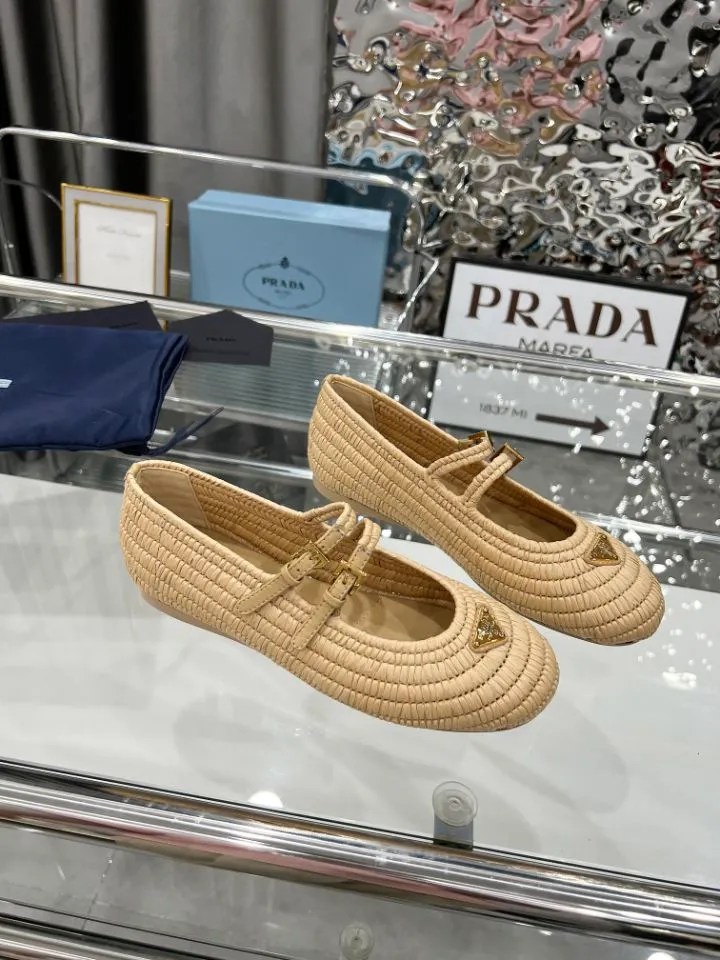 👟👟Ex-factory price 660👟👟 25ss ❤❤PRADA new summer espadrille shoes PRAD summer limited Prada espadrille shoes This time, the ballet shoe silhouette reinterprets the classic from a new seasonal perspective. Prada's summer style reflects the brand's ever-evolving aesthetic 🔥 Softly deconstructed flat silhouettes 🔥 Rooted in a new concept of formal style. 🔥Female elements are reinterpreted with a light attitude, and natural materials enhance the seasonal atmosphere. 🔥Add texture and lazy elegance. The entire pair of shoes has 3888 holes with intricate workmanship. The imported raffia is all hand-woven. The original version is made 1:1. Sizes 35-41 (no rush orders!!!)